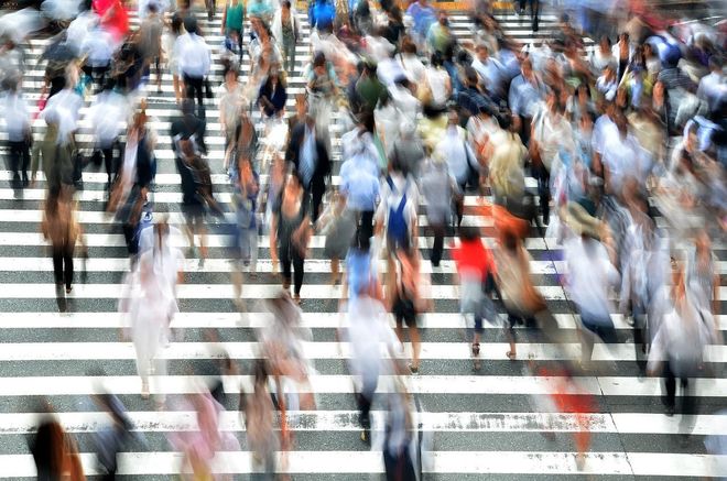 Las personas se mueven en la ciudad como partículas de un circuito eléctrico
