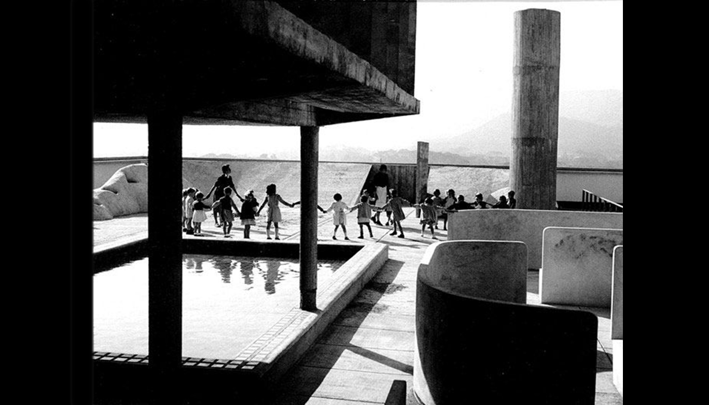 Lilette y Le Corbusier: una historia de niños jugando en la azotea