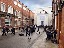 El colegio como ciudad, el patio escolar como plaza