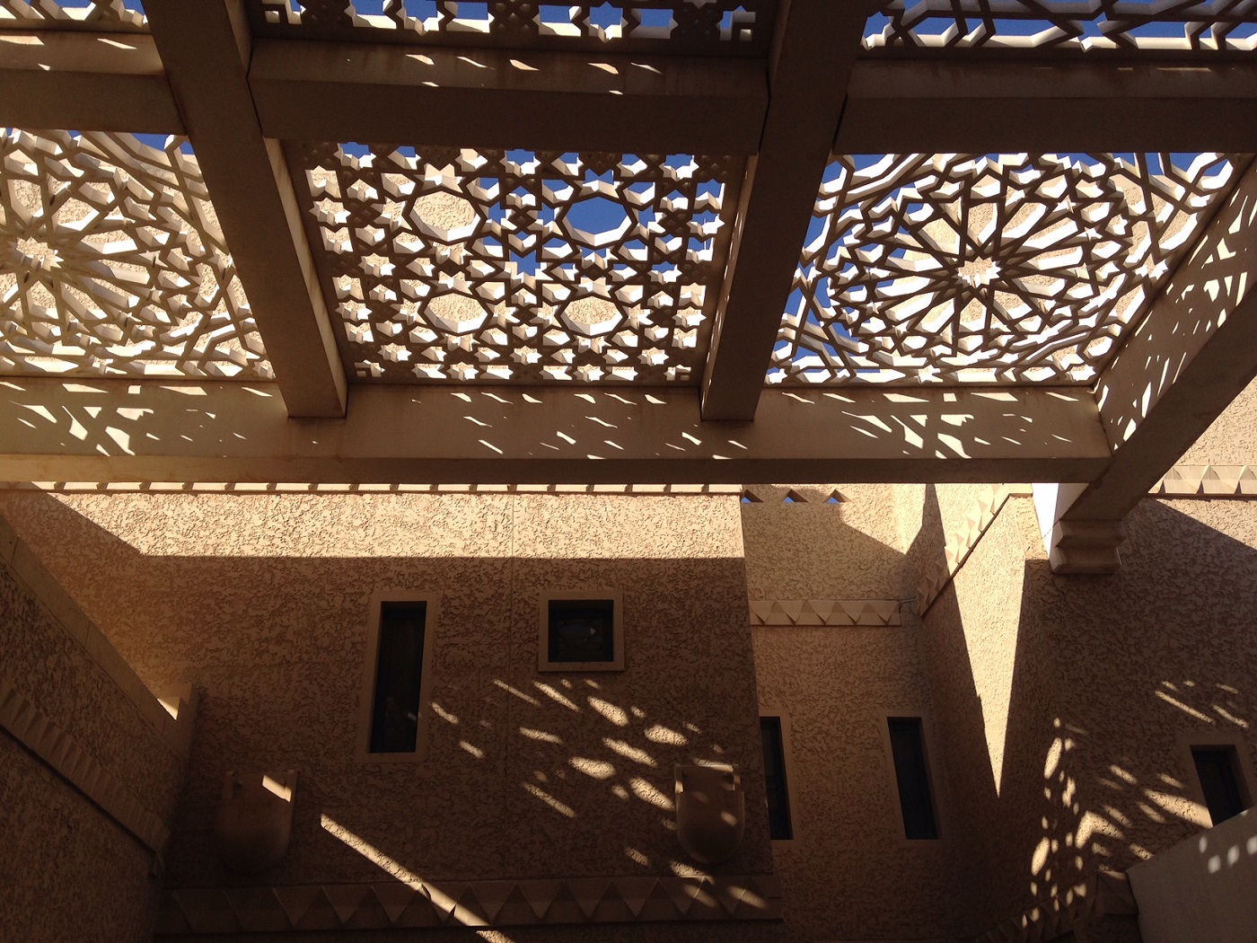…Conversos. Cimas y valles en el negocio y la docencia de los arquitectos españoles.
