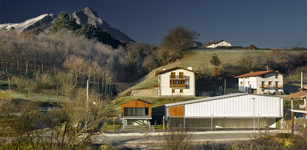 Frontón + Casa Concejíl Arribe & Atayo