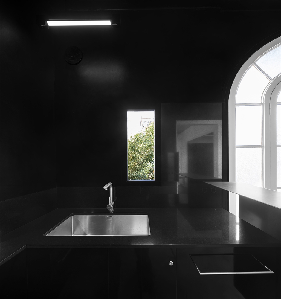 0002 - Black Kitchen h2o